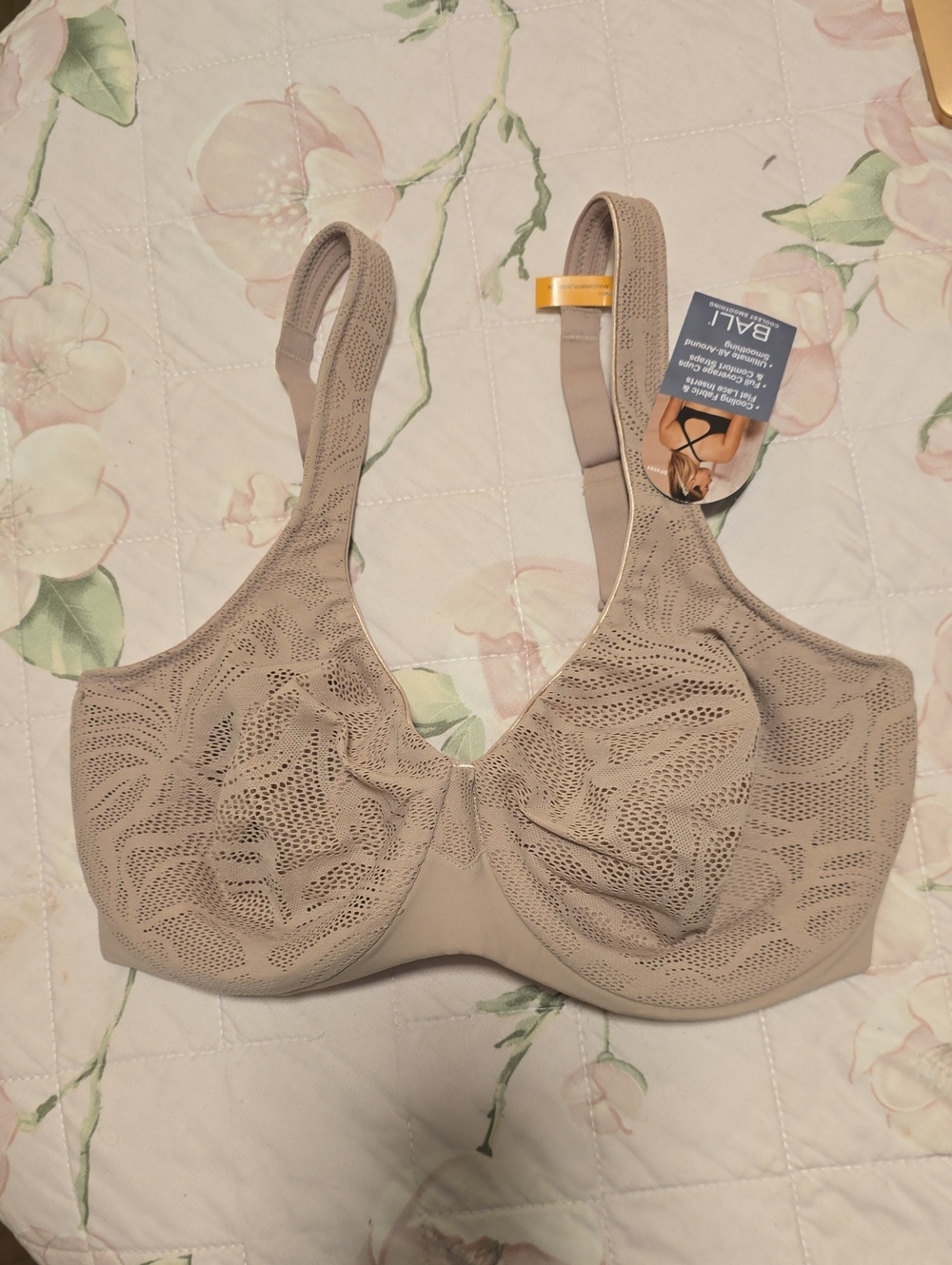 Bali Seamless Lace-Pattern Full Coverage Bra in Beige